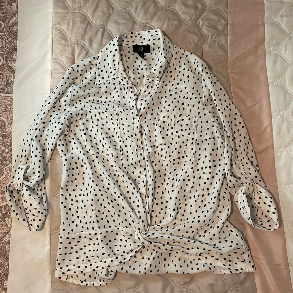 iZ Byer (Kohl’s Brand) polka dot tie front button up blouse